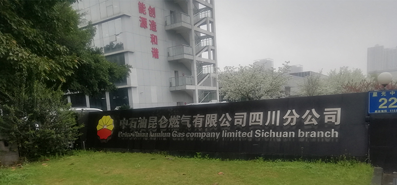 中石油燃?xì)馀嘤?xùn)基地安裝升降屏風(fēng)電腦桌，翻轉(zhuǎn)電腦桌