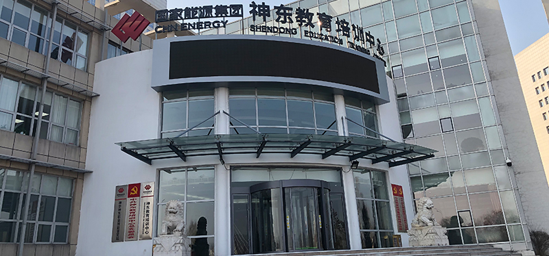 陜西榆林神東教培中心安裝升降屏風(fēng)電腦桌，實現(xiàn)一室多用